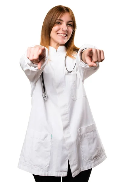 Unga läkare kvinna som pekar på framsidan — Stockfoto