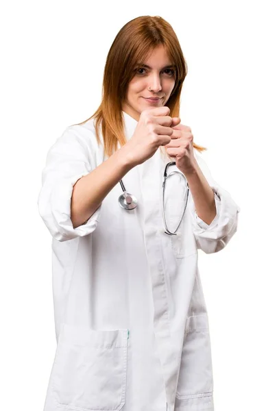 Jovem médico mulher dando um soco — Fotografia de Stock