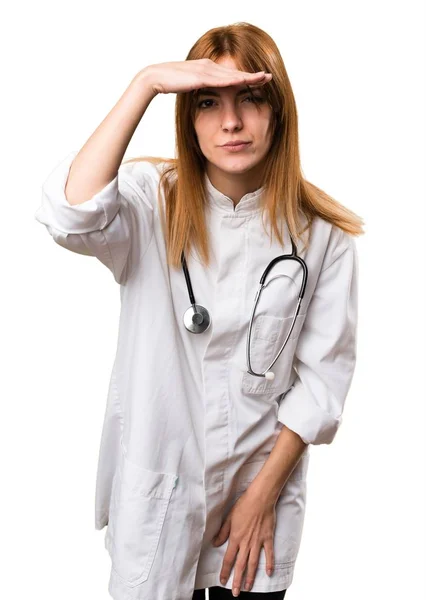 Mladý lékař žena ukazuje něco — Stock fotografie