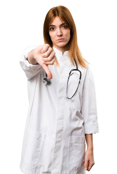Genç kadın kötü sinyal yapma doktor — Stok fotoğraf