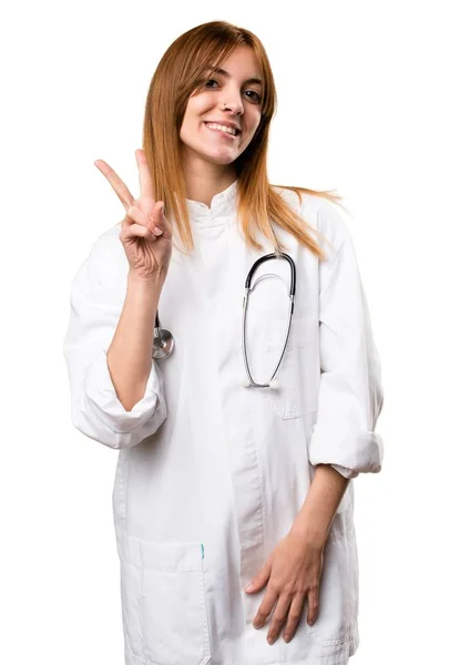 Jovem médico mulher fazendo gesto de vitória — Fotografia de Stock