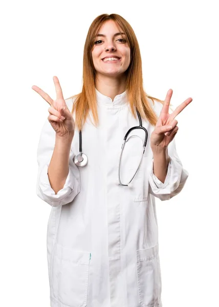 Jovem médico mulher fazendo gesto de vitória — Fotografia de Stock