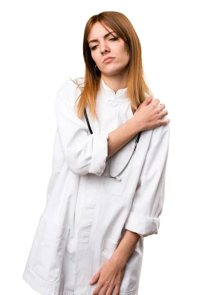 Giovane dottoressa con dolore alla spalla — Foto Stock