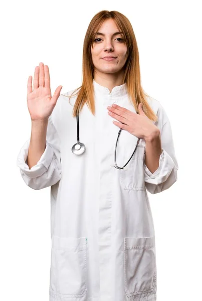 Jovem médica mulher fazendo um juramento — Fotografia de Stock