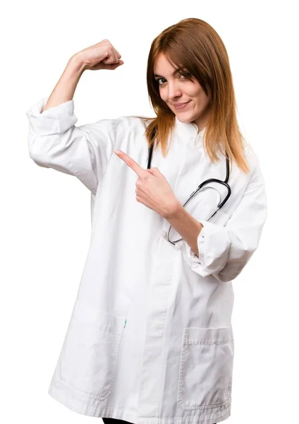 Jovem médico mulher fazendo gesto forte — Fotografia de Stock