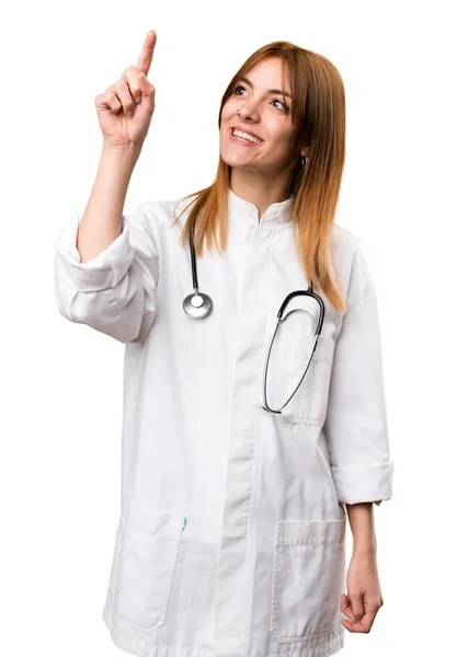 Jovem médico mulher tocando na tela transparente — Fotografia de Stock