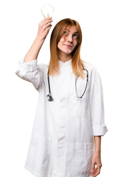 Mladý lékař žena držící žárovky — Stock fotografie