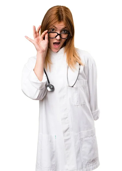 Νέος γιατρός γυναίκα με γυαλιά — Φωτογραφία Αρχείου
