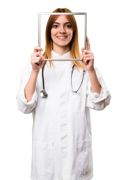 Młody lekarz kobieta z ram — Zdjęcie stockowe