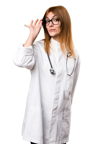 Νέος γιατρός γυναίκα με γυαλιά — Φωτογραφία Αρχείου