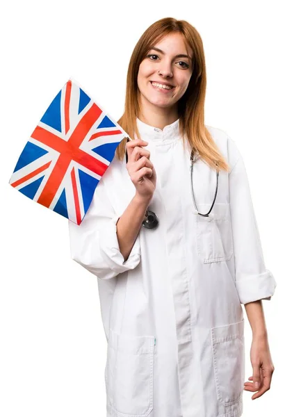 Unga läkare kvinna håller en Sverige flagga — Stockfoto