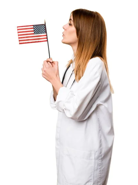 アメリカの国旗を保持している若い医師女性 — ストック写真