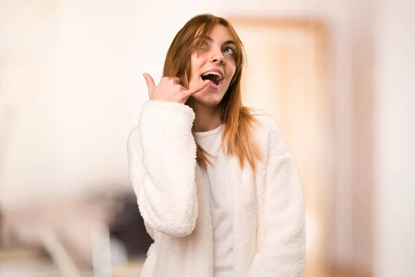 Genç kadın sabahlık yapım telefon harekete bir oda içinde — Stok fotoğraf