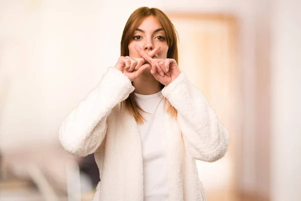 Jovem mulher de vestido fazendo gesto de silêncio dentro de uma sala — Fotografia de Stock