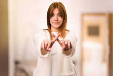 Genç kadın sabahlık bir oda içinde hiçbir hareketi yapma