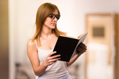 Bir oda içinde kitap okuma pijama güzel kız