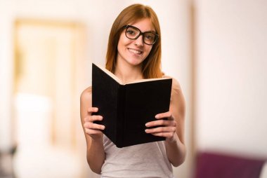 Bir oda içinde kitap okuma pijama güzel kız