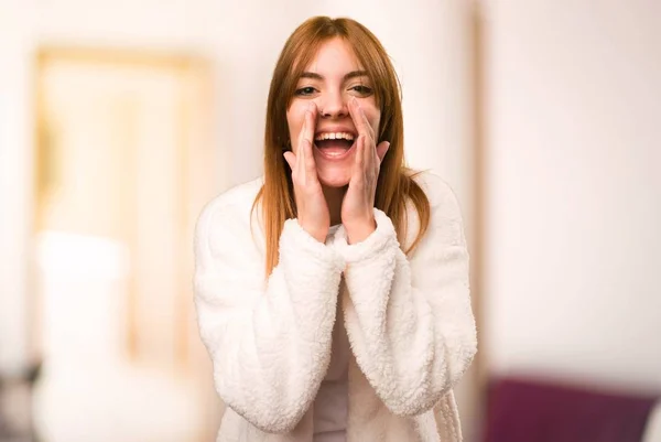 Mujer joven en bata gritando dentro de una habitación —  Fotos de Stock