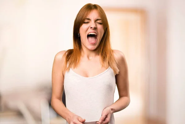 Bella ragazza in pigiama urlando all'interno di una stanza — Foto Stock