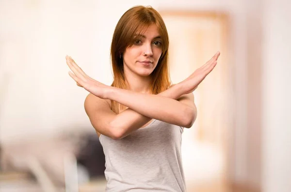 Mooi meisje in pyjama geen gebaar te maken in een kamer — Stockfoto