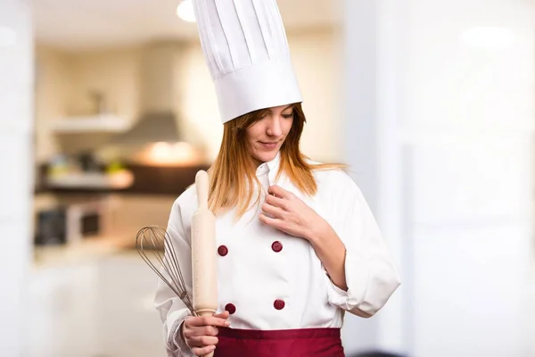 Vackra kock kvinna i köket — Stockfoto