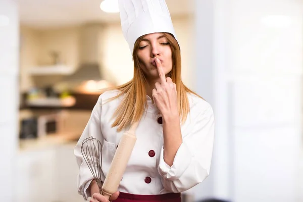 Prachtige chef-kok vrouw maken hoorn gebaar in de keuken — Stockfoto