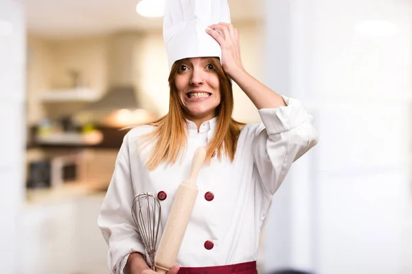 Разочарованная красивая женщина-повар на кухне — стоковое фото