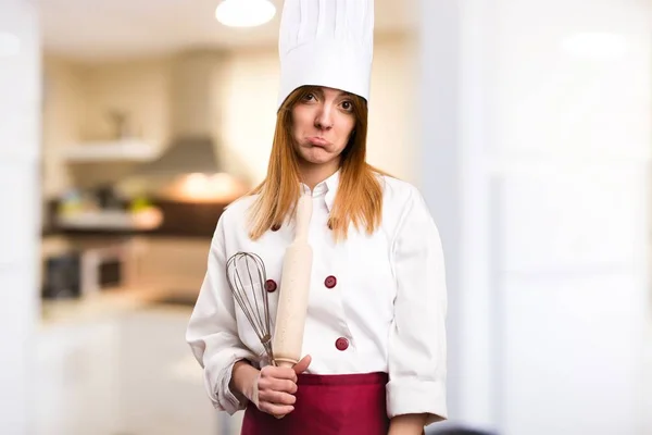 Hüzünlü güzel şef kadın mutfakta — Stok fotoğraf