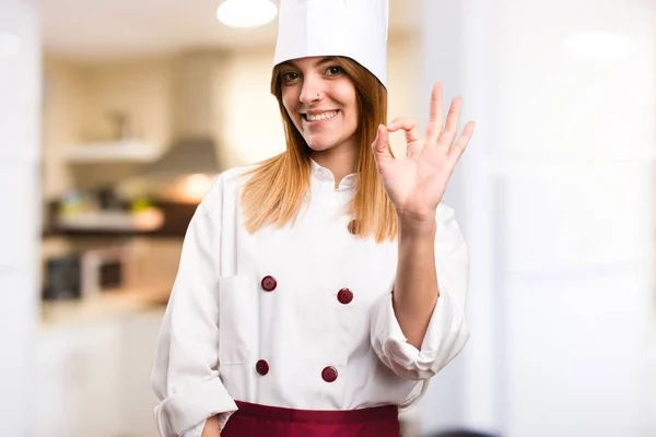 Linda chef mulher fazendo OK sinal na cozinha — Fotografia de Stock