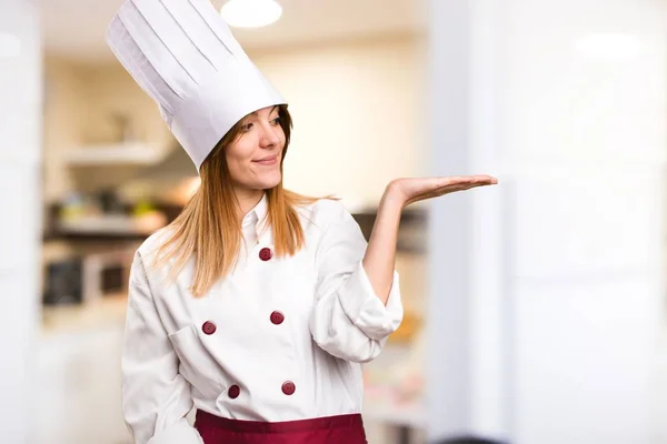 Vackra kock kvinna höll något i köket — Stockfoto