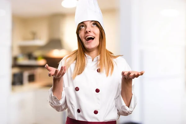 Prachtige chef-kok vrouw in zen positie in de keuken — Stockfoto