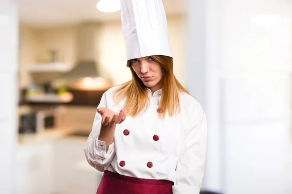 Trött vackra kock kvinna i köket — Stockfoto