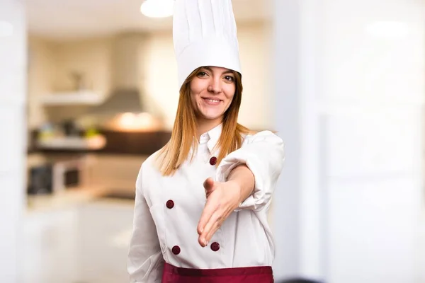 Красивая женщина-повар заключает сделку на кухне — стоковое фото