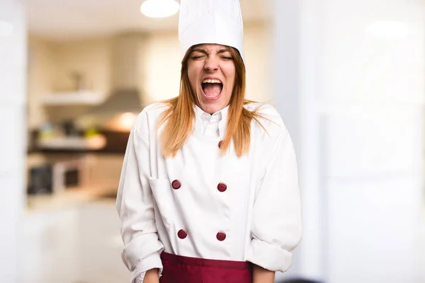Kobieta piękna szefa kuchni krzycząc w kuchni — Zdjęcie stockowe