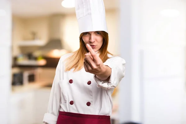 Hermosa mujer chef gritando en la cocina —  Fotos de Stock