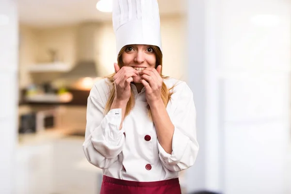 Asustada hermosa chef mujer en la cocina —  Fotos de Stock