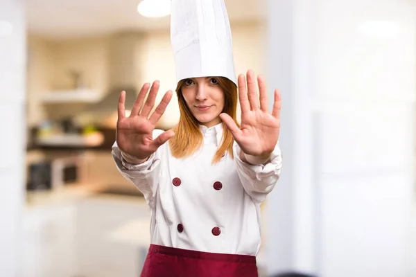 Hermosa mujer chef haciendo señal de stop en la cocina —  Fotos de Stock