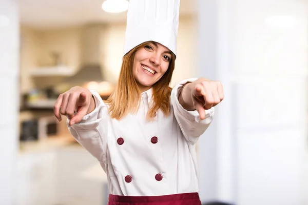 Hermosa mujer chef señalando al frente en la cocina —  Fotos de Stock