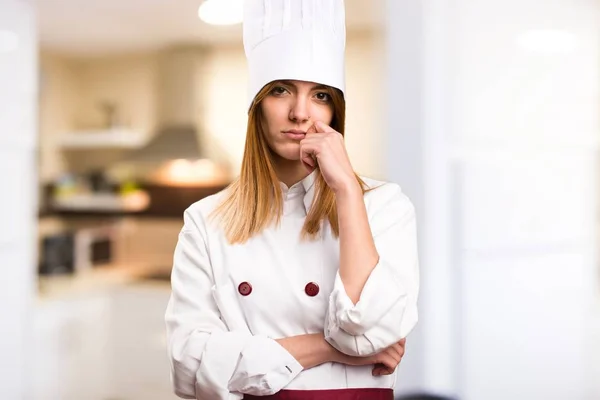 Hermosa mujer chef pensando en la cocina —  Fotos de Stock