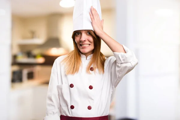 台所で疑問を持つ美しいシェフ女性 — ストック写真