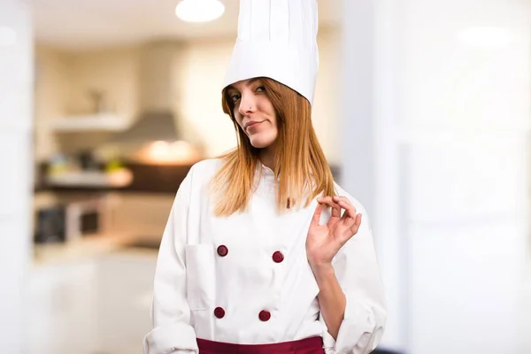 Linda chef mulher orgulhosa de si mesma na cozinha — Fotografia de Stock