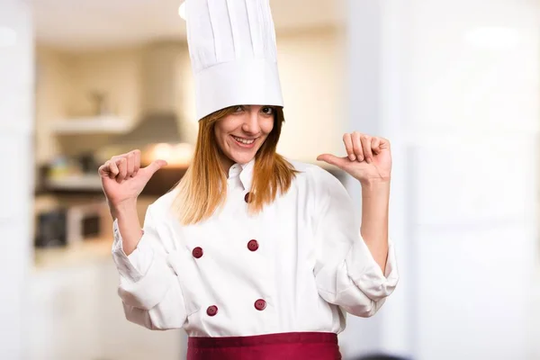 Linda chef mulher orgulhosa de si mesma na cozinha — Fotografia de Stock