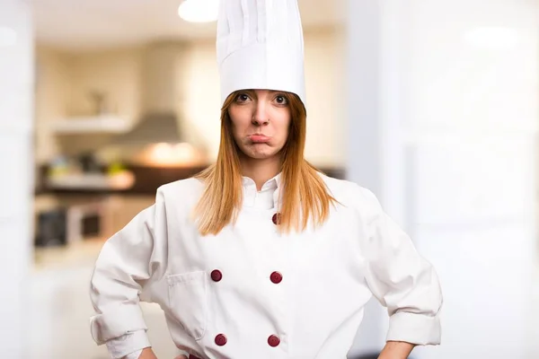 Triste bela chef mulher na cozinha — Fotografia de Stock
