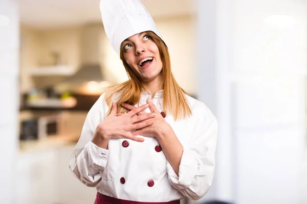 Hermosa mujer chef enamorada en la cocina —  Fotos de Stock