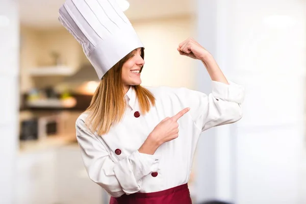 Vackra kock kvinna gör stark gest i köket — Stockfoto