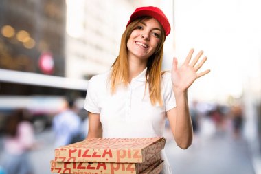 Pizza teslim kadın odaklanmamış özgeçmişlerine selamlayan