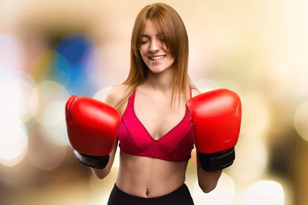 젊은 스포츠 여자 산만된 배경에 권투 장갑 — 스톡 사진