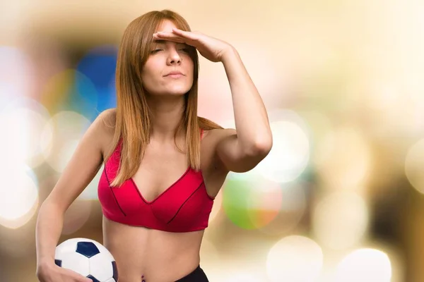 젊은 여 자가 산만된 배경에 축구공을 들고 스포츠 — 스톡 사진