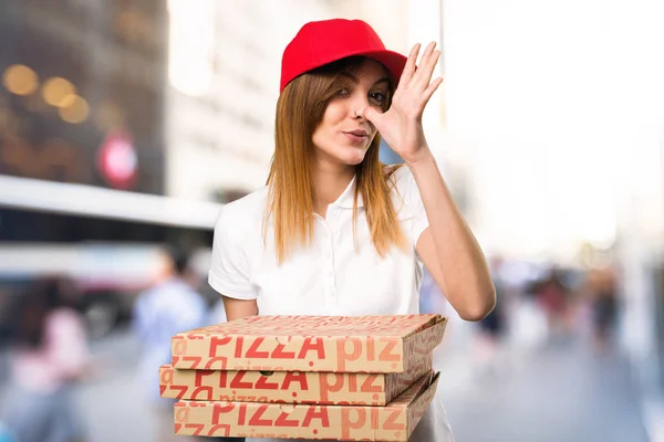 Pizza donna consegna fare una battuta su sfondo sfocato — Foto Stock