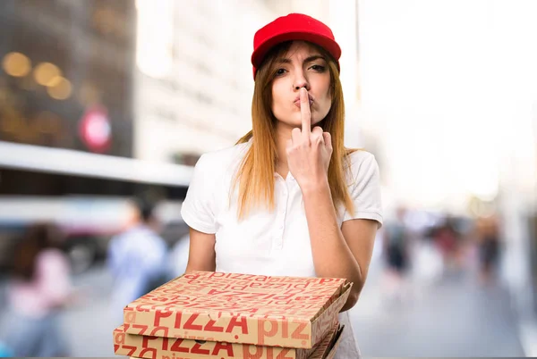 Pizza consegna donna fare corno gesto su sfocato backgroun — Foto Stock